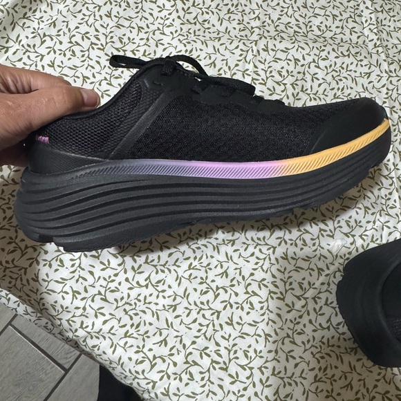 Skechers Women's max cushion only used 1 time - Picture 2 of 7